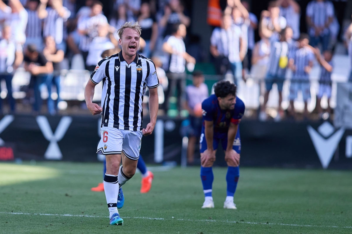 La afición del Castellón se despedirá de Van den Belt y de otros 9 albinegros que acaban contrato