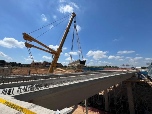 La Generalitat instala las vigas del puente de CV-33 en l’Horta Sud colapsado por la Dana