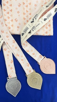Las medallas del Maratón y Medio Maratón homenajearán la tradición valenciana de la seda
