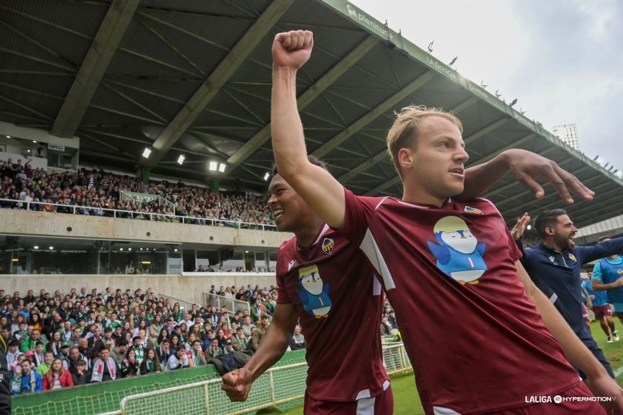 Schreuder quiere llevarse a Van den Belt al NEC Nimega