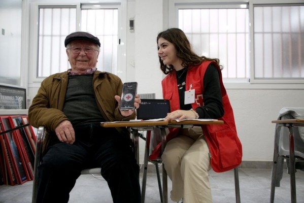 Voces en Red, programa de Cruz Roja contra la soledad no deseada, llegará a 1.750 personas de Valencia y Alicante