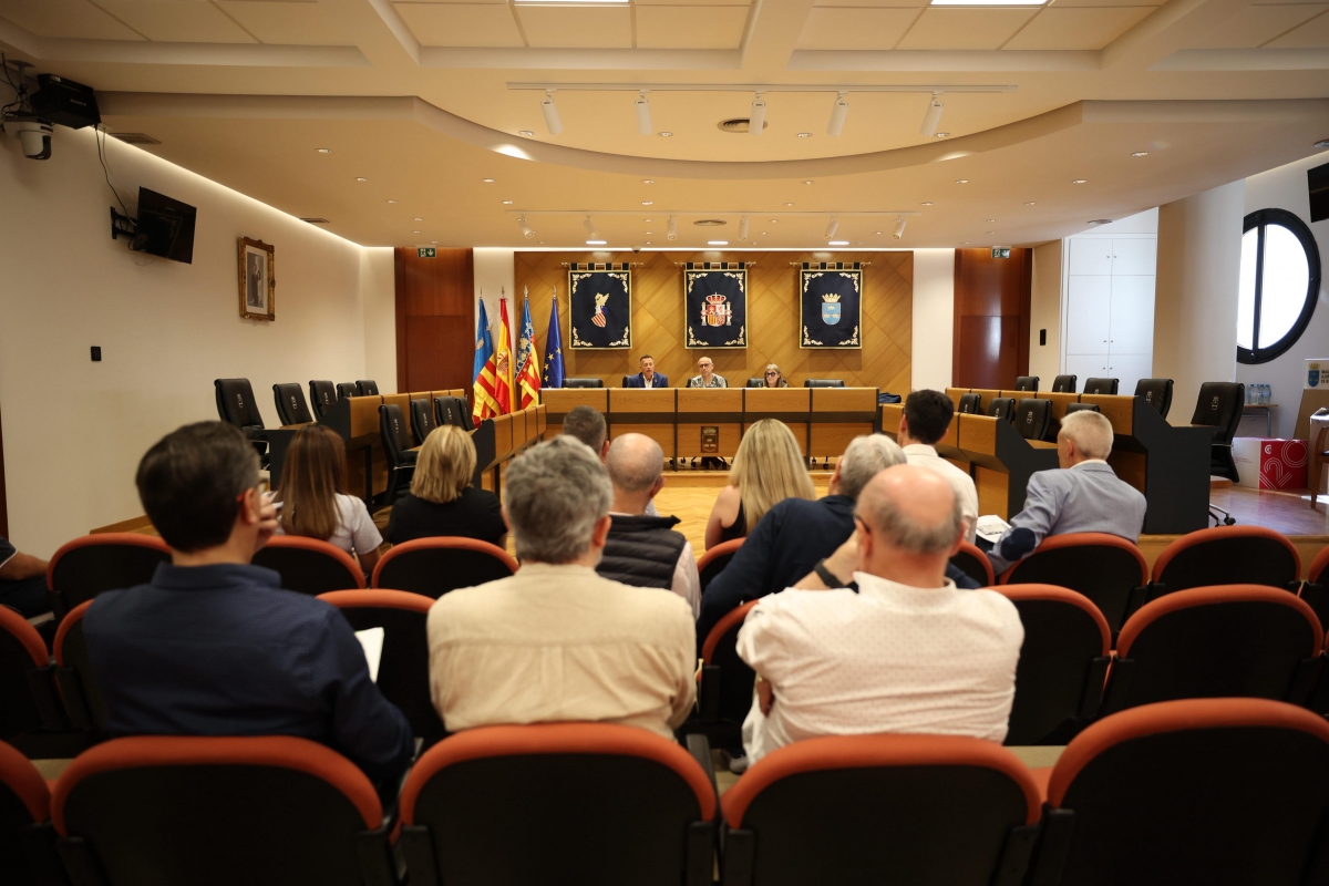 Expertos de la UJI presentan a los vecinos de Burriana los resultados de la auditoría sobre el Arenal Sound