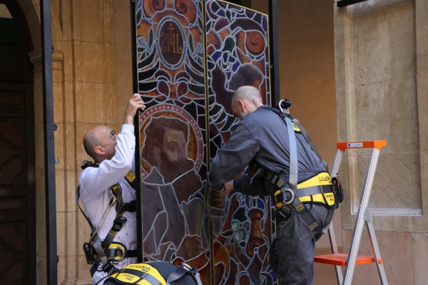 Las vidrieras de san Pedro y san Pablo regresan a la fachada de la Catedral de Murcia