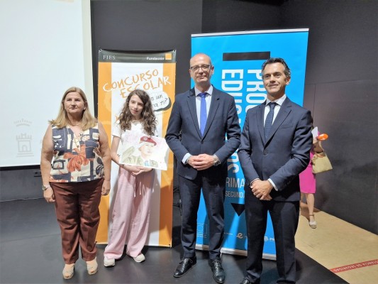 Alejandra Ruiz, alumna del IES Alfonso X de Murcia, gana el concurso regional '¿Qué es un rey para ti?'