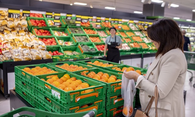 Mercadona prevé comprar 8.000 toneladas de caqui Persimon cultivado en Valencia, un 14% más