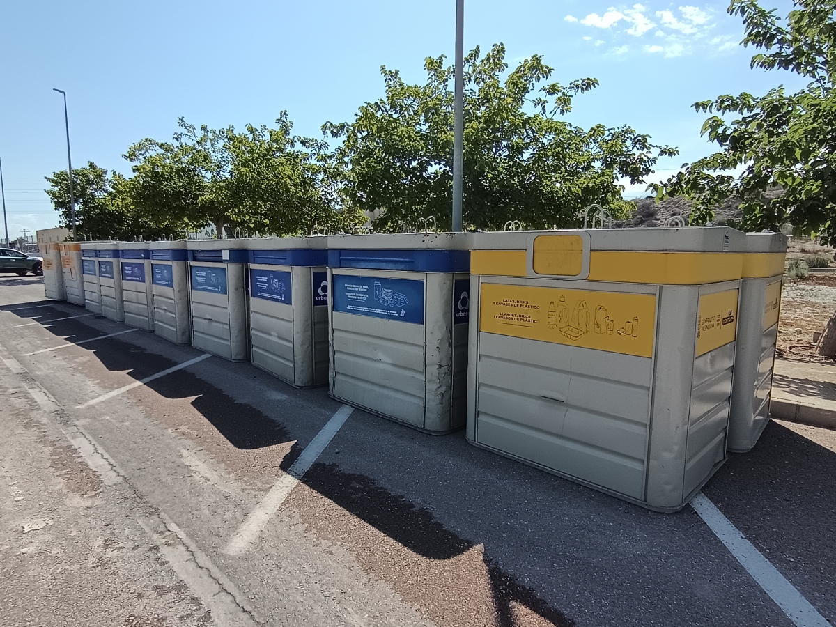 Novelda dona contenedores de reciclaje a los municipios valencianos afectados por la DANA