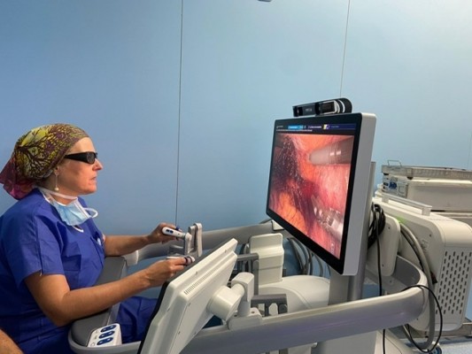 El Hospital de La Ribera realiza su primera cirugía ginecológica con robot Hugo de última generación
