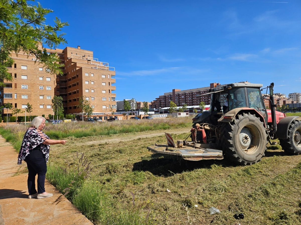 Oropesa refuerza la limpieza y desbroce de solares municipales para prepararlos de cara al verano 