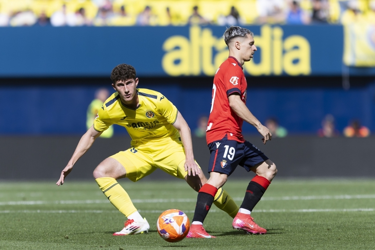 Pau Navarro, central del Villarreal, en la lista de los 100 jugadores que optan al 'Golden Boy'