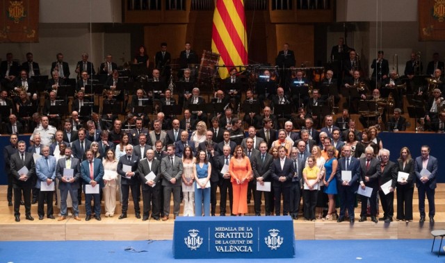 València distingue con la Medalla de la Gratitud a 67 entidades que colaboraron en el incendio de Campanar