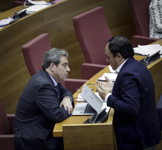 El PP 'compra' las propuestas de Vox sobre la batalla lingüística y rechaza las de inmigración e igualdad
