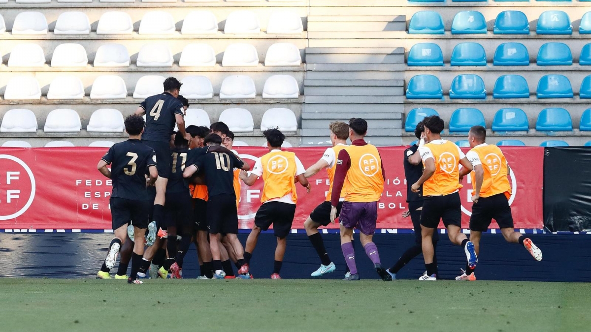 El Juvenil A del Valencia CF emula a los 'mayores' y vacuna al Real Madrid en el descuento 