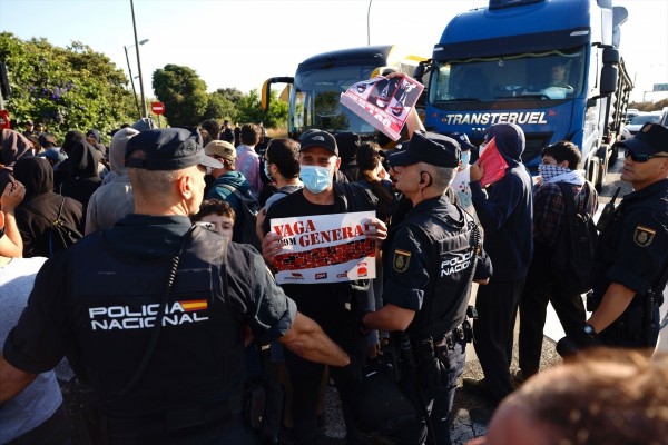 La huelga del 29M arranca con un piquete en Mercavalència que impide acceder a los camiones durante dos horas