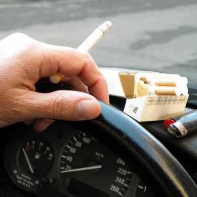 Sanidad prohibirá fumar en vehículos de uso laboral, piscinas públicas, campus y exteriores de salas de fiestas
