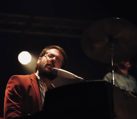Carlos Álvarez combina el rock clásico con influencias personales en 'Big Bang', su álbum debut