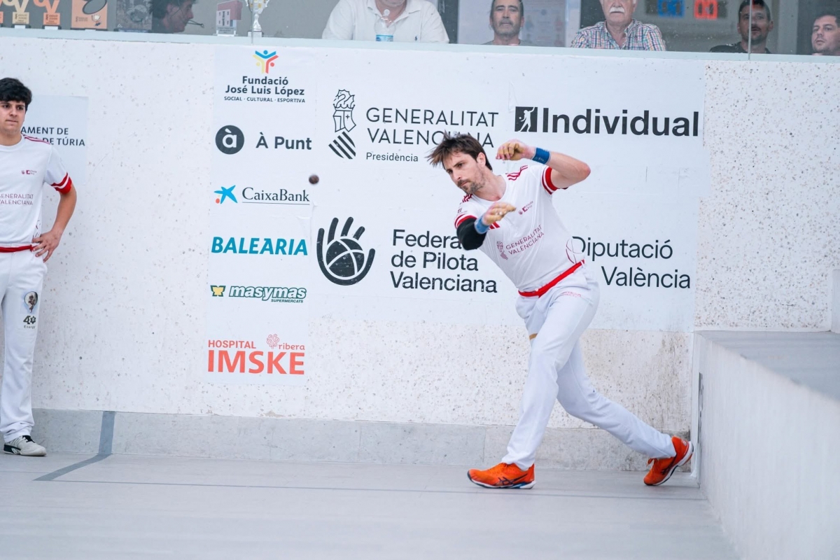 La pilota espera a su rey
