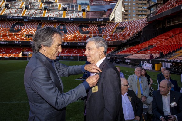 El Valencia CF homenajea en el Camp de Mestalla a sus socios con más de 50 años de antigüedad