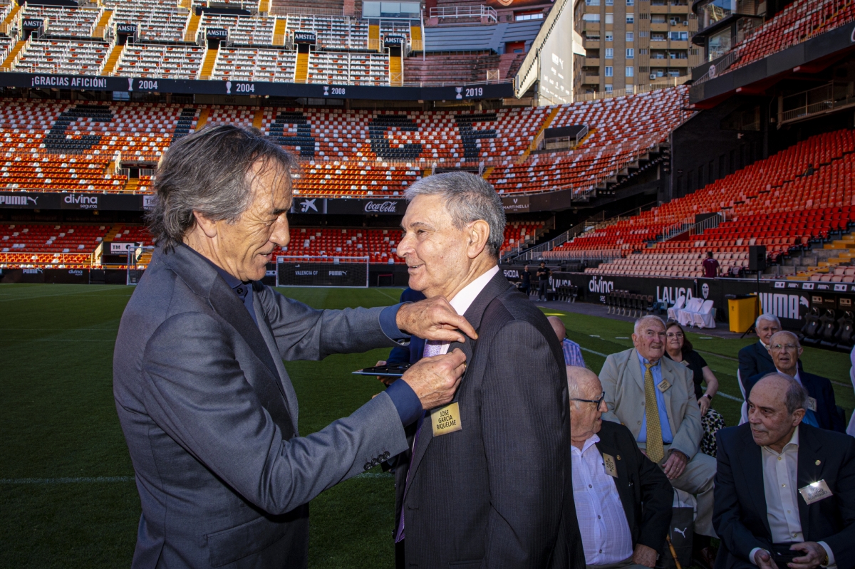 El Valencia CF homenajea en el Camp de Mestalla a sus socios con más de 50 años de antigüedad