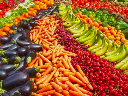 Solo la mitad de jóvenes incluye fruta diaria y en su dieta y apenas el 40% hortalizas, según un estudio