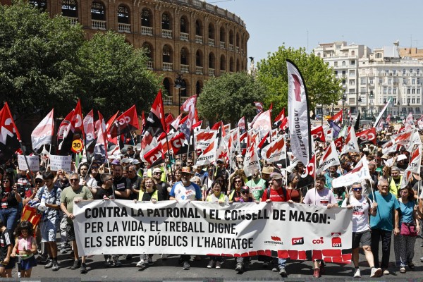 Los manifestantes de la huelga general centran sus protestas en pedir la dimisión de Mazón