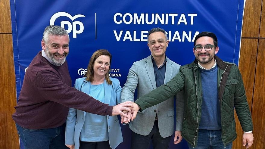 Santafosta junto a miembros del PP en el Camp de Túria