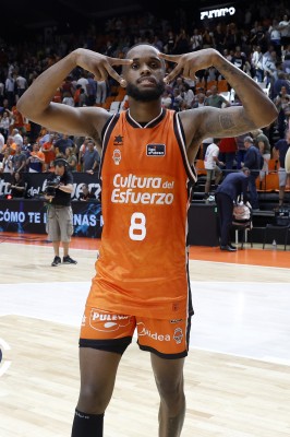 Montero desata la locura en la Fonteta en un final de ‘infarto’
