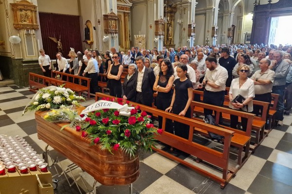 Multitudinaria y emotiva despedida a Pepe Beltrán, un referente del periodismo en Castellón