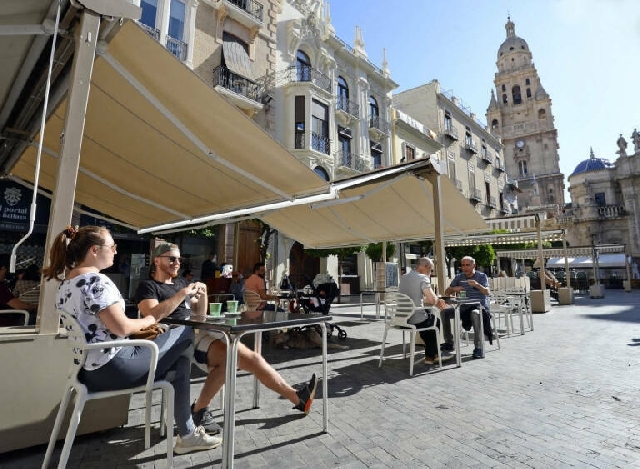 La hostelería de Murcia aguanta el verano con más vida entre semana y turistas de paso