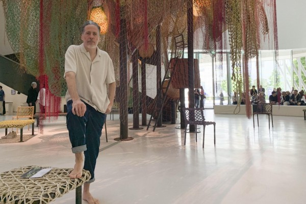 El diseñador valenciano Nacho Carbonell planta un árbol de recuerdos en el MAXXI de Roma