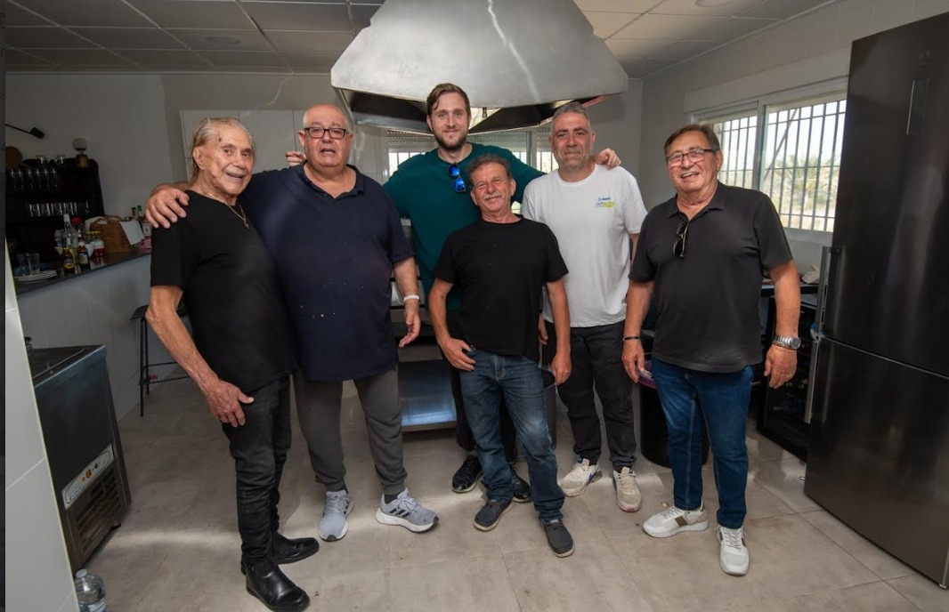 Miguel Hernández con los cocineros. 