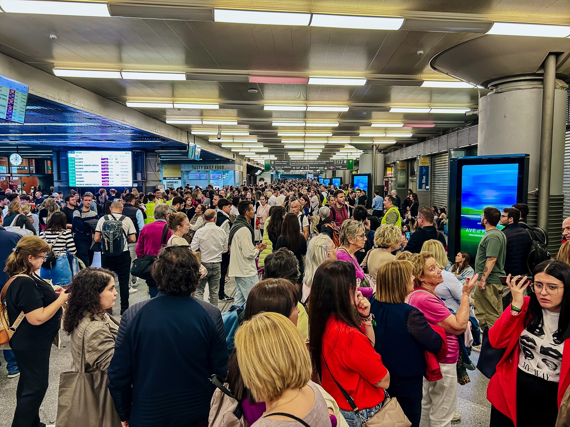 Renfe cifra en 13.700 los viajeros afectados por el tren descarrilado entre Atocha y Chamartín