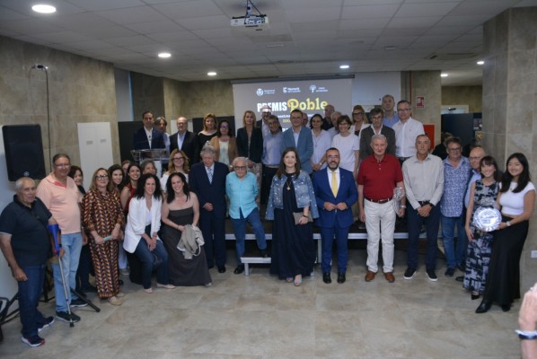Un libro recoge la historia de los 81 galardonados en los 25 años de historia de los Premis Poble 