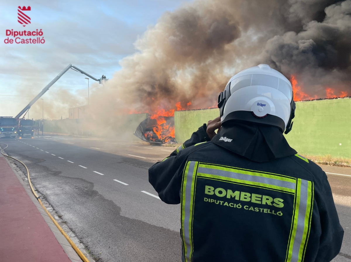 El incendio de la nave de Almassora sigue activo y contenido en el perímetro de las instalaciones