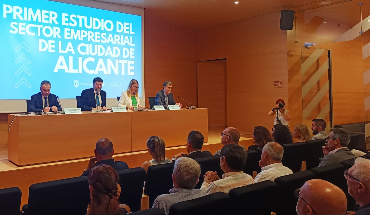 El auditorio, durante la presentación del estudio sobre el tejido empresarial de Alicante. - El auditorio, durante la presentación del estudio sobre el tejido empresarial de Alicante.