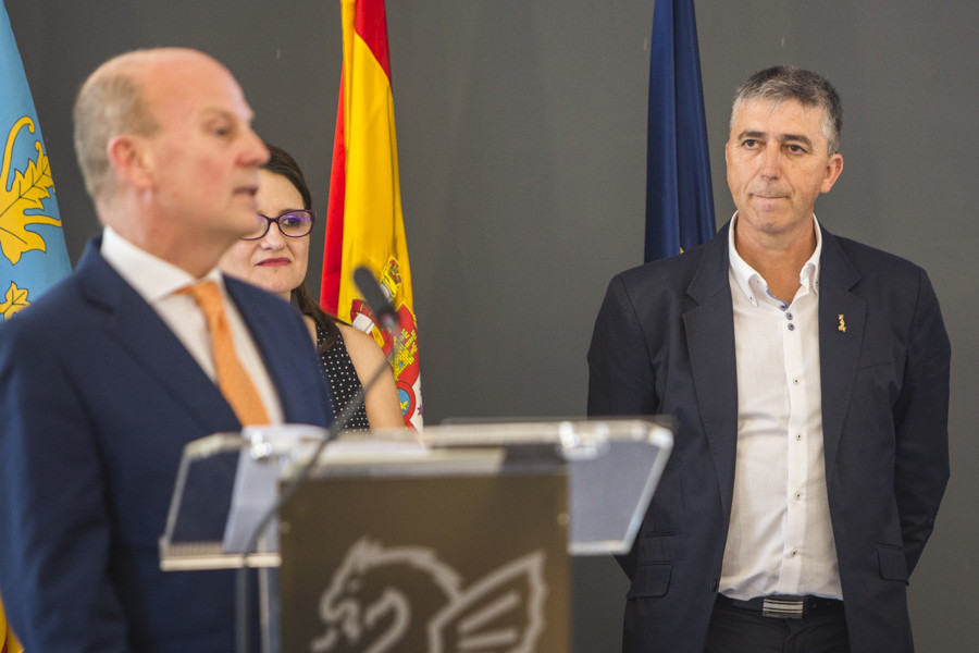 Máximo Buch, exconseller de Economía, con junto a su predecesor, Rafael Climent. Foto: EVA MÁÑEZ - 