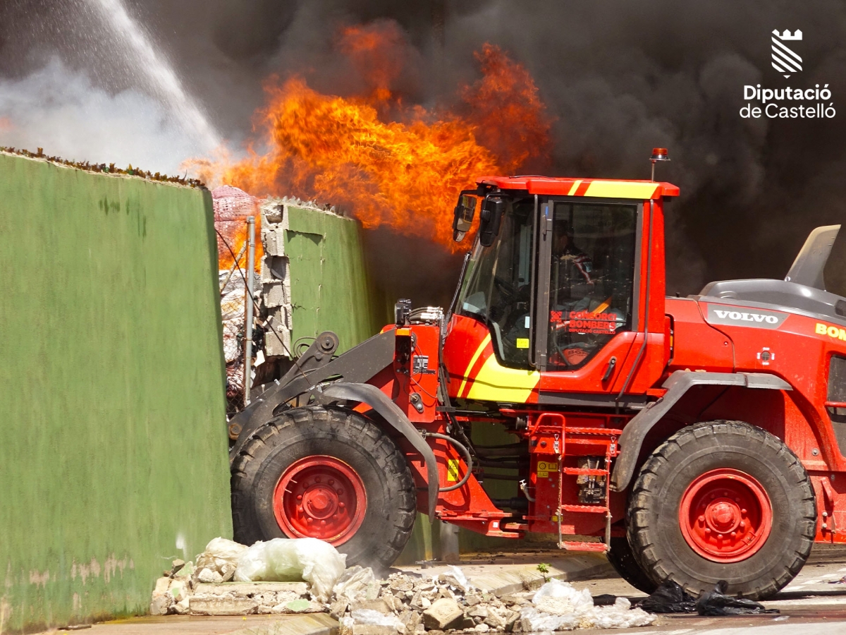 Activan el Plan Territorial de Emergencias en fase 0 por el incendio en un desguace de Almassora 