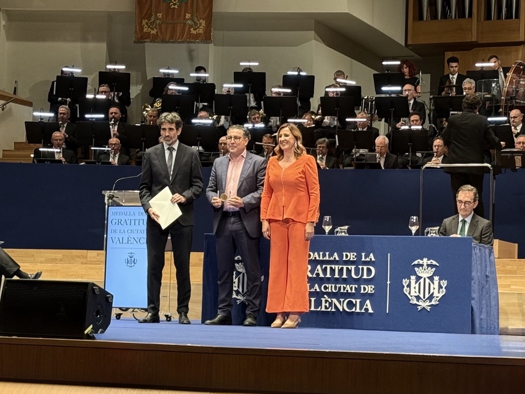 Telefónica recibe la Medalla de la Gratitud de Valencia por su labor solidaria en el incendio de Campanar