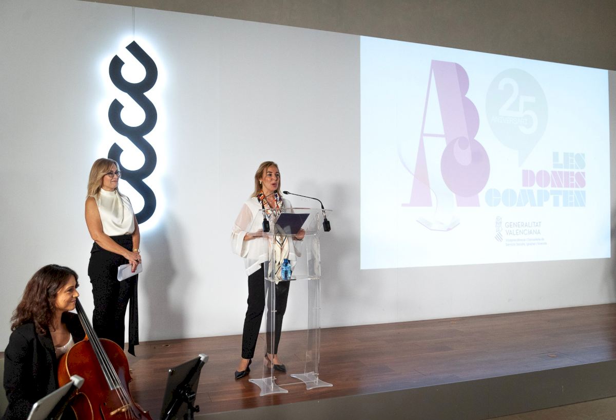 María Sáez Menéndez recibe el Premio Literario de Narrativa de Mujeres por 'Memoria de océano' 