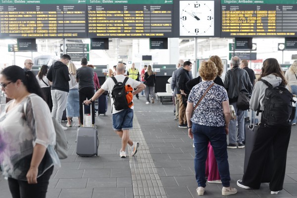 Renfe cifra en 13.700 los viajeros afectados por el tren descarrilado entre Atocha y Chamartín