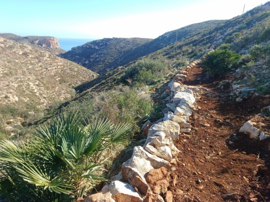 Nuevo sendero junto a los acantilados: Benitatxell mejora el Camí de les Pesqueres 