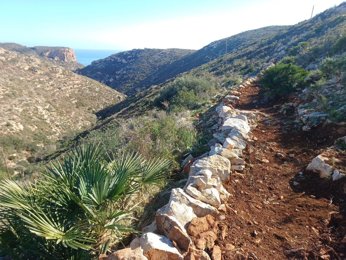 Nuevo sendero junto a los acantilados: Benitatxell mejora el Camí de les Pesqueres 