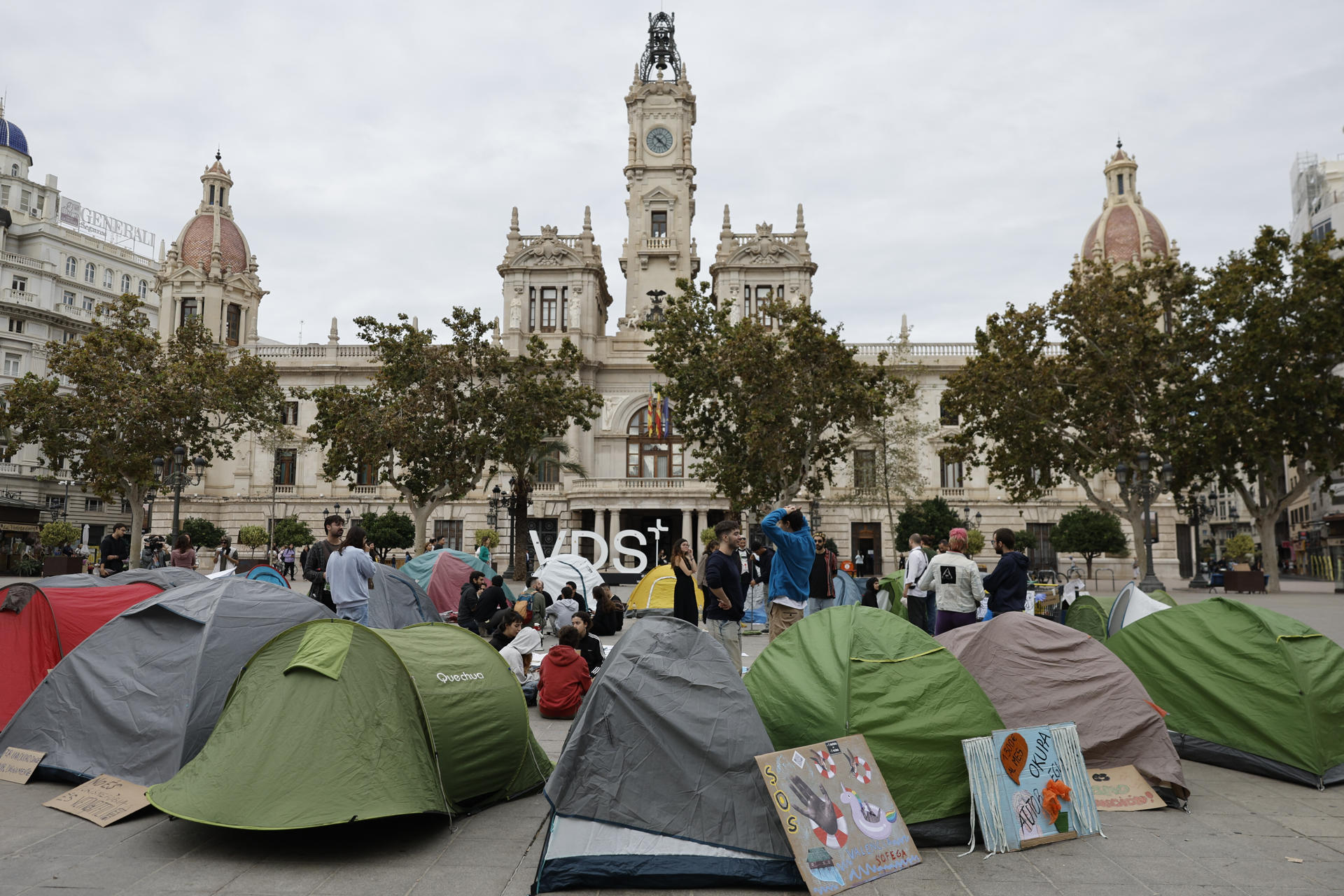 Decenas de personas acampan frente al Ayuntamiento en protesta por la vivienda