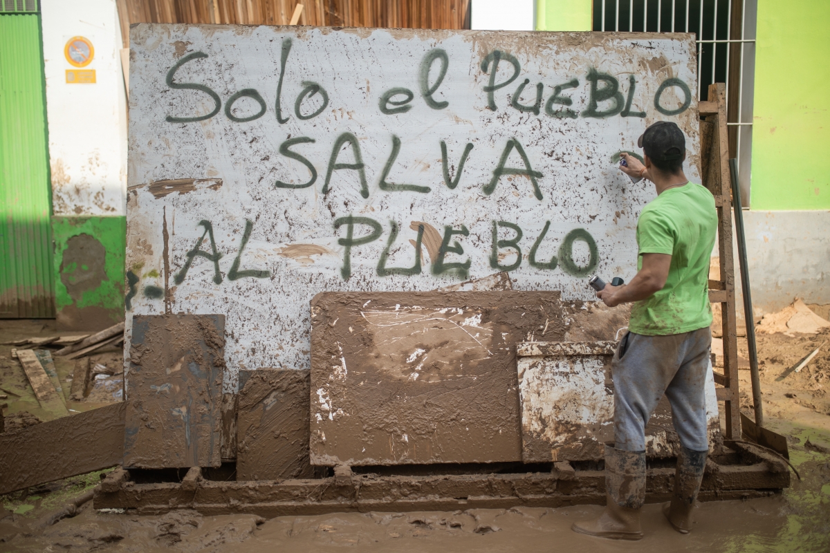 Un voluntario realiza un graffiti en un mural del barrio de El Raval de Catarroja