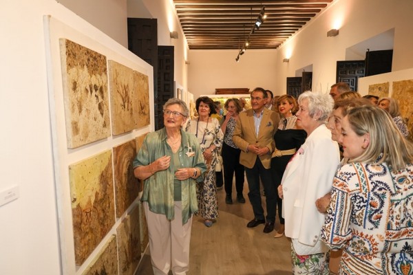 La artista Pilar Sala da voz al papel en el Palacio Guevara de Lorca, junto a la botica histórica de su padre, José Sala Just