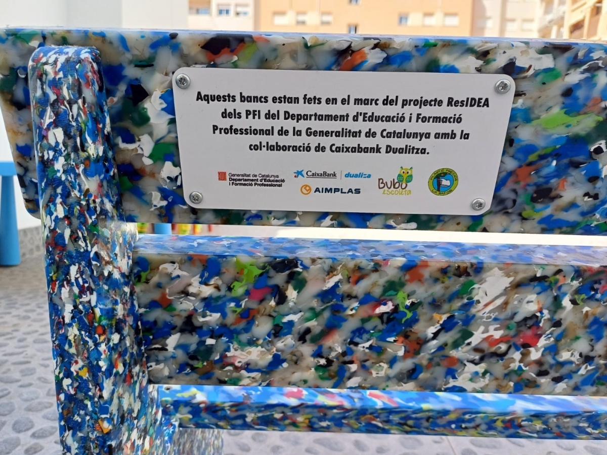 Estudiantes de FP de Catalunya donan bancos reciclados con tapones de plástico a una 'escoleta' de Catarroja