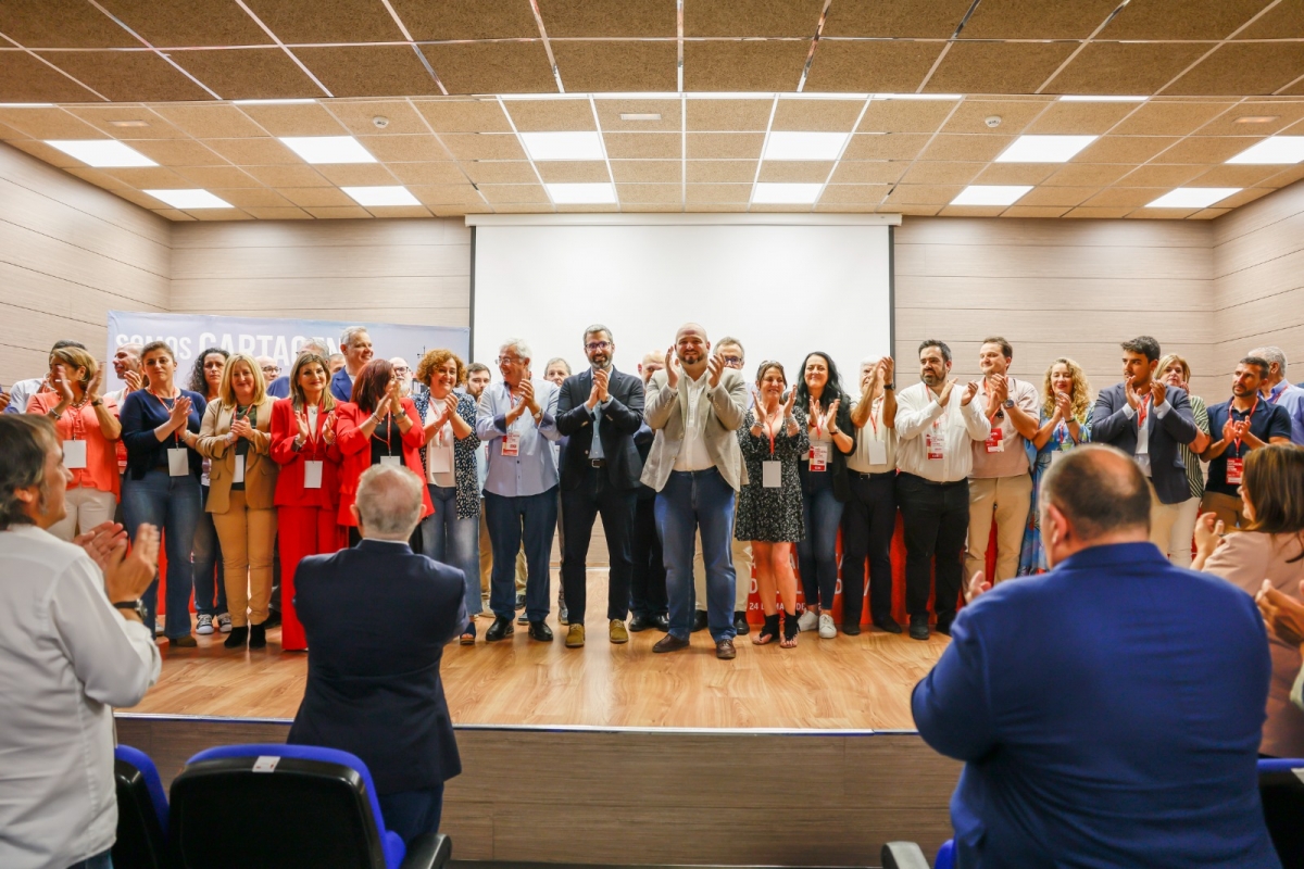 Torres con los afiliados y el secretario general del PSRM-PSOE tras ser reelegido secretario general del PSOE de Cartagena - Torres con los afiliados y el secretario general del PSRM-PSOE tras ser reelegido secretario general del PSOE de Cartagena