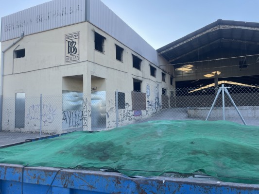 Vila-real lleva a cabo la limpieza, vallado y sellado del antiguo almacén de Benjamín Beltrán