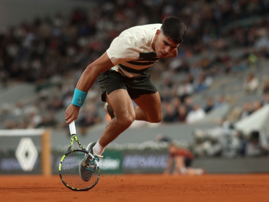 Alcaraz, avasallador primero y resiliente después, gana a Dzumhur y buscará los cuartos de París ante Shelton