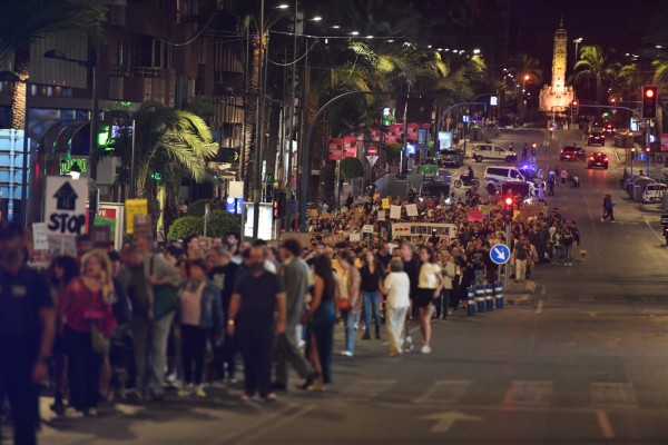 Centenares de personas se manifiestan en Alicante por el derecho a la vivienda