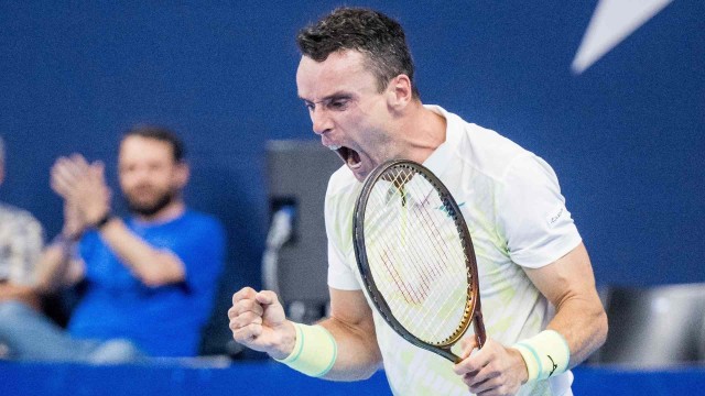 Roberto Bautista regresa a una final casi dos años después tras vencer a Hugo Gaston en dos sets
